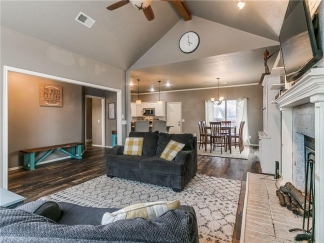 Gorgeous Home Located In Choctaw!!!