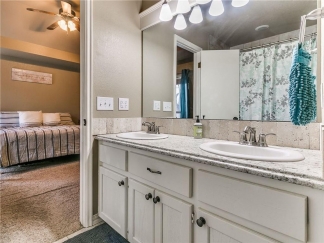 Gorgeous Home Located In Choctaw!!!