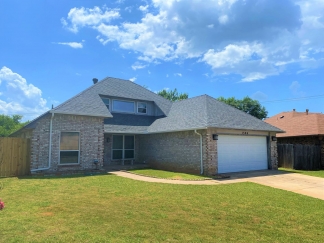 Absolutely Gorgeous Home in Moore with Spacious Open Layout!!