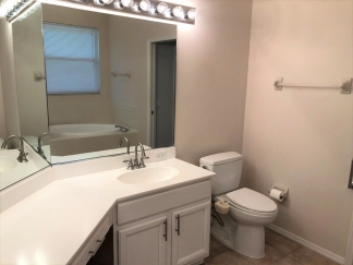 Venice Stunning 2-Bed, 2-Bath Home plus Den