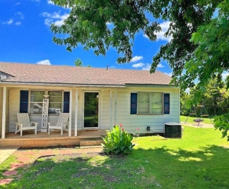 Adorable Home in Mustang!!