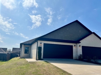 Beautiful 3 Bed/2 Bath Single Story Duplex in Chaffee Crossing! **Move In Special!**