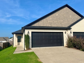 Beautiful 3 Bed/2 Bath Single Story Duplex in Chaffee Crossing! **Move In Special!**
