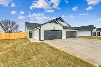 Gorgeous Town Home with fenced yard - pets welcome
