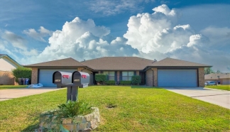 Fabulous 3 Bed/2 Bath Duplex with Open Floor Plan!!