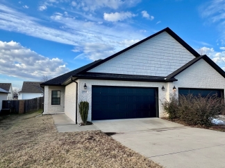 Beautiful 3 Bed/2 Bath Single Story Duplex in Chaffee Crossing! **Move In Special!**