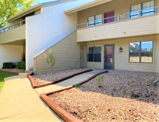 Stylish 1 Bed Condo in Desirable Gated Community: Experience Luxury Living!