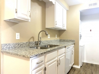 Stylish 1 Bed Condo in Desirable Gated Community: Experience Luxury Living!
