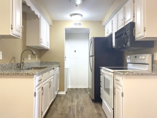 Stylish 1 Bed Condo in Desirable Gated Community: Experience Luxury Living!