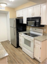 Stylish 1 Bed Condo in Desirable Gated Community: Experience Luxury Living!