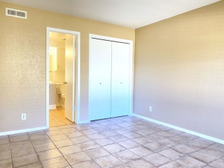 Stylish 1 Bed Condo in Desirable Gated Community: Experience Luxury Living!