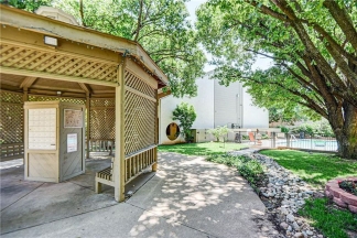 Stylish 1 Bed Condo in Desirable Gated Community: Experience Luxury Living!