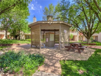 Stylish 1 Bed Condo in Desirable Gated Community: Experience Luxury Living!