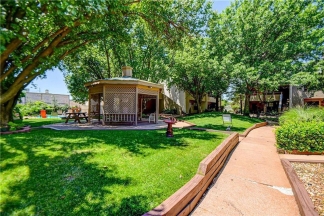 Stylish 1 Bed Condo in Desirable Gated Community: Experience Luxury Living!