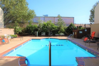 Stylish 1 Bed Condo in Desirable Gated Community: Experience Luxury Living!