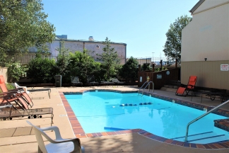Stylish 1 Bed Condo in Desirable Gated Community: Experience Luxury Living!