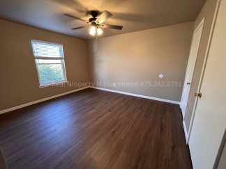Coming soon! UPSTAIRS 2 BED 1 BATH APARTMENT!