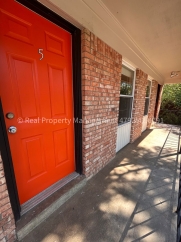 UPSTAIRS 2 BED 1 BATH APARTMENT!