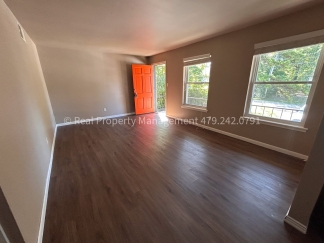UPSTAIRS 2 BED 1 BATH APARTMENT!