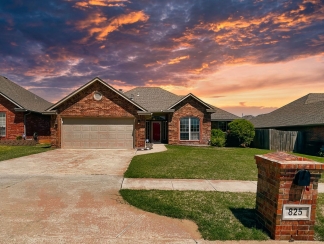 Absolutely Gorgeous Home in Moore with Spacious Open Layout!!!
