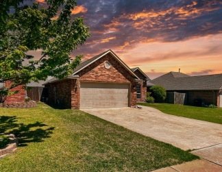 Absolutely Gorgeous Home in Moore with Spacious Open Layout!!!