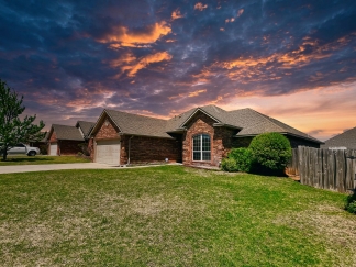 Absolutely Gorgeous Home in Moore with Spacious Open Layout!!!