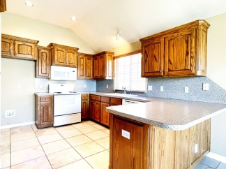 Absolutely Gorgeous Home in Moore with Spacious Open Layout!!!