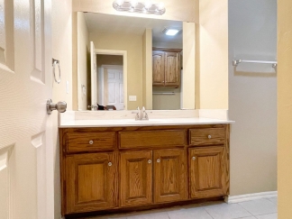 Absolutely Gorgeous Home in Moore with Spacious Open Layout!!!