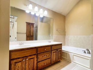 Absolutely Gorgeous Home in Moore with Spacious Open Layout!!!