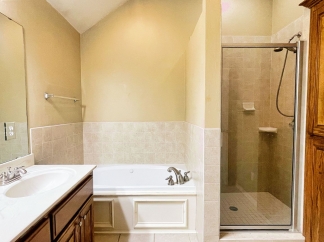 Absolutely Gorgeous Home in Moore with Spacious Open Layout!!!