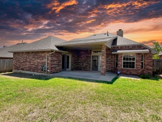 Absolutely Gorgeous Home in Moore with Spacious Open Layout!!!