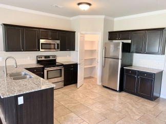 3 Bedroom Townhome for Rent in Rogers! AVAILABLE MID AUGUST
