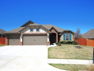 Edmond's Oasis: Immaculate Home with Central AC, Wood Privacy Fencing, and Community Pool!