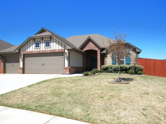 Edmond's Oasis: Immaculate Home with Central AC, Wood Privacy Fencing, and Community Pool!