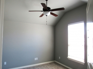 Edmond's Oasis: Immaculate Home with Central AC, Wood Privacy Fencing, and Community Pool!