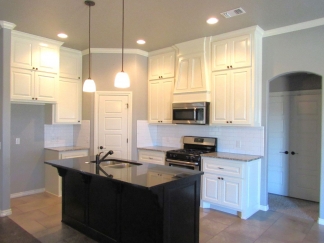 Edmond's Oasis: Immaculate Home with Central AC, Wood Privacy Fencing, and Community Pool!