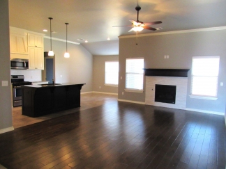 Edmond's Oasis: Immaculate Home with Central AC, Wood Privacy Fencing, and Community Pool!