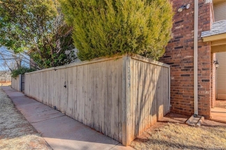 Charming 1 bed 1 bath Condo that Includes 1 Covered Parking!!!