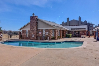 Charming 1 bed 1 bath Condo that Includes 1 Covered Parking!!!
