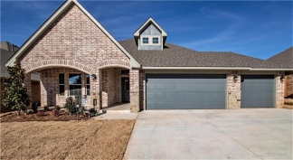 Edmond's Finest: Stylish 3-Bed, 2-Bath Retreat with Modern Amenities and Upscale Living!