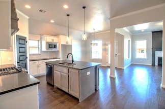 Edmond's Finest: Stylish 3-Bed, 2-Bath Retreat with Modern Amenities and Upscale Living!