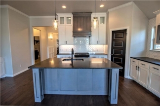 Edmond's Finest: Stylish 3-Bed, 2-Bath Retreat with Modern Amenities and Upscale Living!