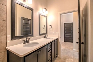 Edmond's Finest: Stylish 3-Bed, 2-Bath Retreat with Modern Amenities and Upscale Living!