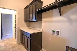 Edmond's Finest: Stylish 3-Bed, 2-Bath Retreat with Modern Amenities and Upscale Living!