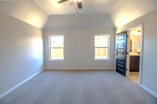 Edmond's Finest: Stylish 3-Bed, 2-Bath Retreat with Modern Amenities and Upscale Living!