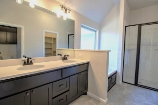 Edmond's Finest: Stylish 3-Bed, 2-Bath Retreat with Modern Amenities and Upscale Living!