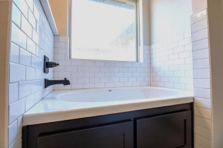 Edmond's Finest: Stylish 3-Bed, 2-Bath Retreat with Modern Amenities and Upscale Living!