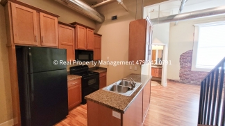 $950 MOVE-IN SPECIAL (does not include application or pet fee) - DOWNTOWN STUDIO APARTMENT