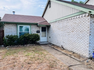 Charming 2 bedroom 1-bathroom Duplex unit features a prime location