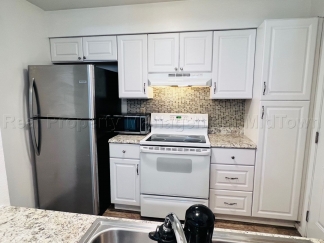 Charming 2 bedroom 1-bathroom Duplex unit features a prime location